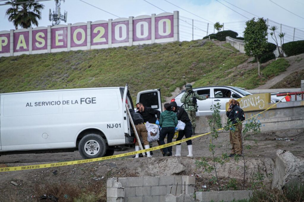 Encuentran a un hombre muerto en canal de aguas negras