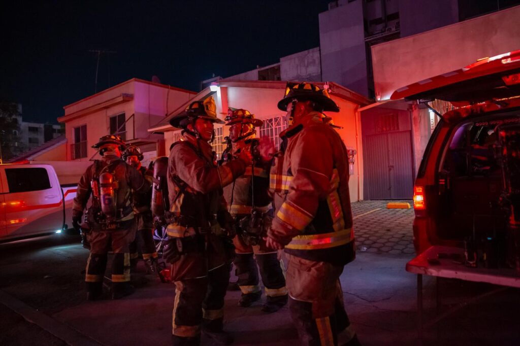 Incendio en departamento de Zona Río; bomberos rescatan 5 personas