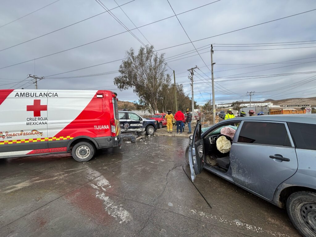 Chocan patrulla nueva y auto Toyota en el bulevar 2000