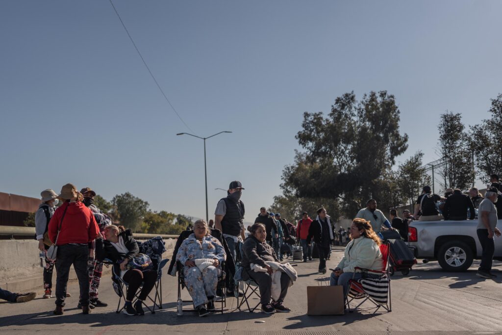 Usuarios del Aeropuerto de Tijuana caminan kilómetros por bloqueo del Maclovio Rojas