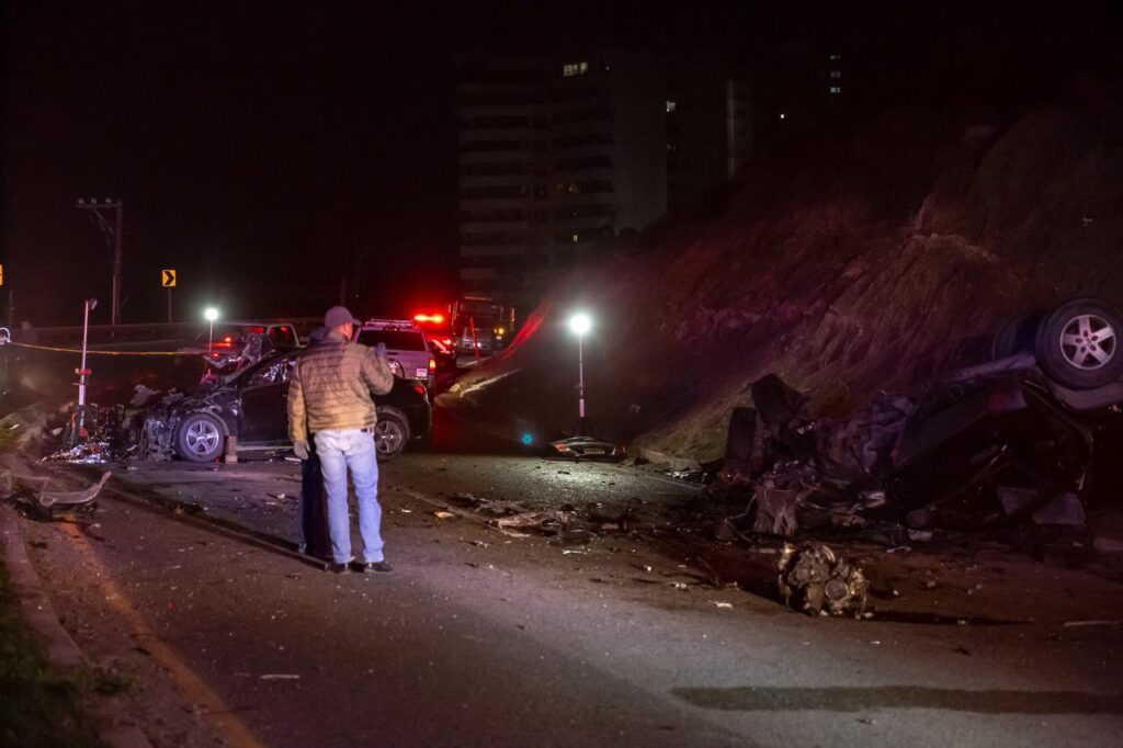 Hombre intenta huir y choca con familia; mueren dos mujeres