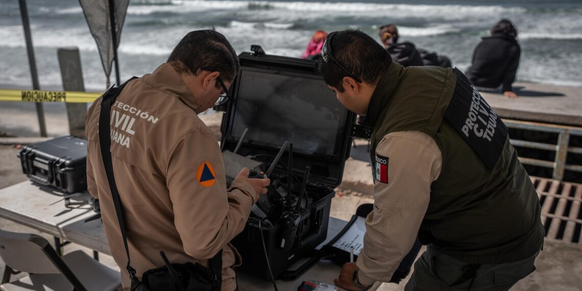 Se suman voluntarios a la búsqueda del joven que fue arrastrado por la corriente en Playas de Tijuana