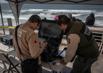 Se suman voluntarios a la búsqueda del joven que fue arrastrado por la corriente en Playas de Tijuana