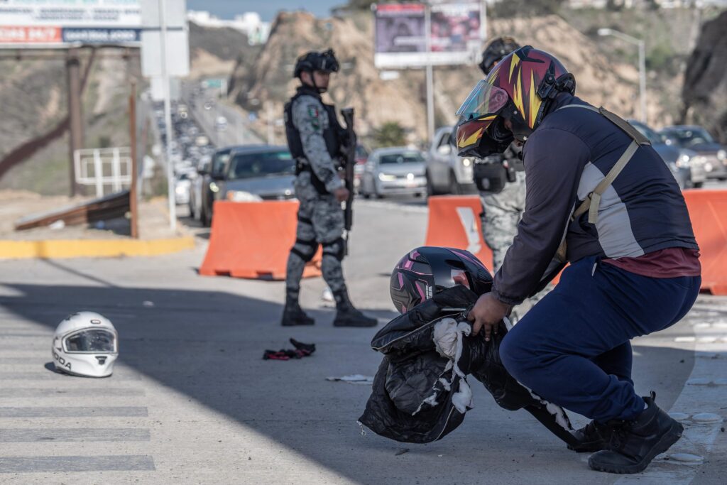 Atropellan a dos mujeres motociclistas en la entrada a Playas de Tijuana