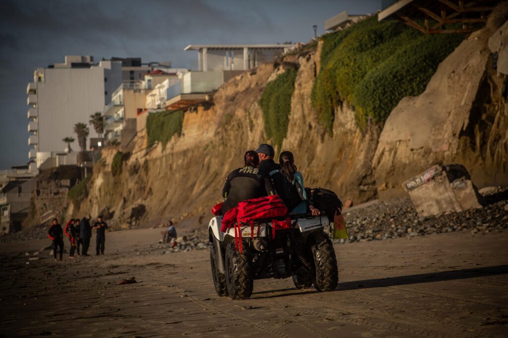 Dos menores de edad son arrastrados por el mar; uno sigue sin ser localizado