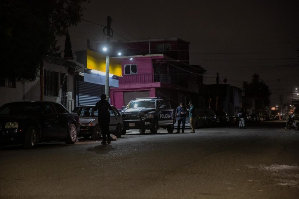 Balean a hombre mientras arreglaba un auto