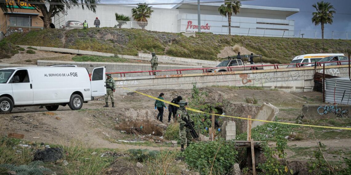 Encuentran a un hombre muerto en canal de aguas negras