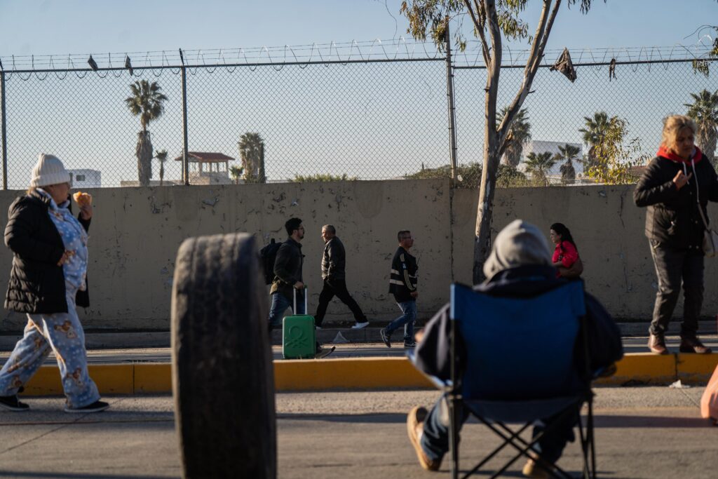 Usuarios del Aeropuerto de Tijuana caminan kilómetros por bloqueo del Maclovio Rojas