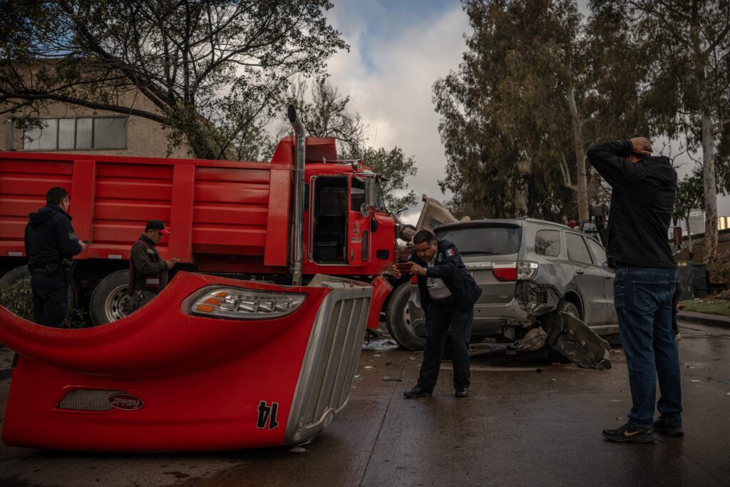 Camioneta y camión de carga chocan en la Vía Rápida Poniente