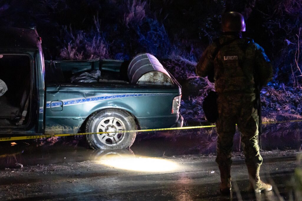 Persecución termina con hallazgo de un cadáver en vehículo abandonado