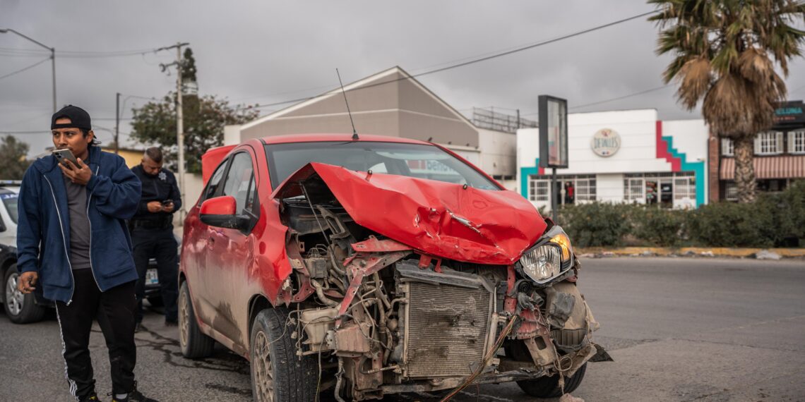 Aparatoso accidente en el bulevar Simón Bolívar; conductor resulta ileso