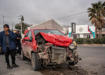 Aparatoso accidente en el bulevar Simón Bolívar; conductor resulta ileso