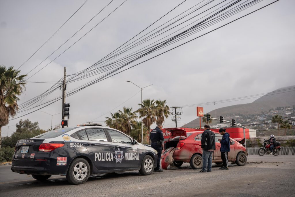 Aparatoso accidente en el bulevar Simón Bolívar; conductor resulta ileso