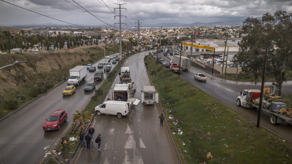 Vuelca camión que transportaba carnes frías