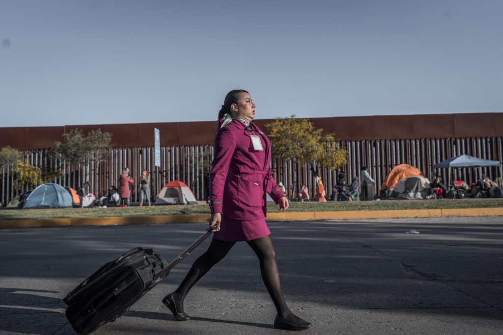 Usuarios del Aeropuerto de Tijuana caminan kilómetros por bloqueo del Maclovio Rojas