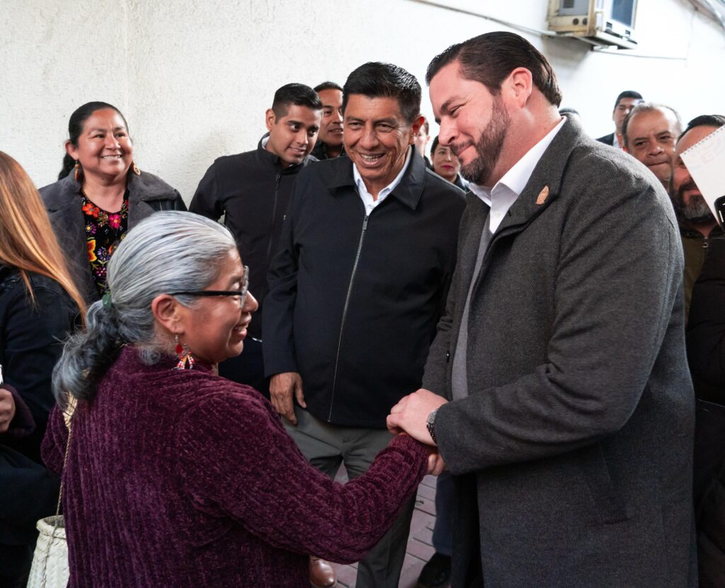 Ismael Burgueño asistiendo a la inauguración de la oficina de migración oaxaqueña