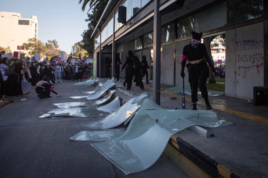 Marea Morada toma Zona Río por el 8M