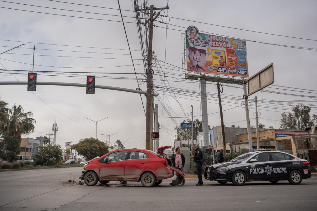 Aparatoso accidente en el bulevar Simón Bolívar; conductor resulta ileso