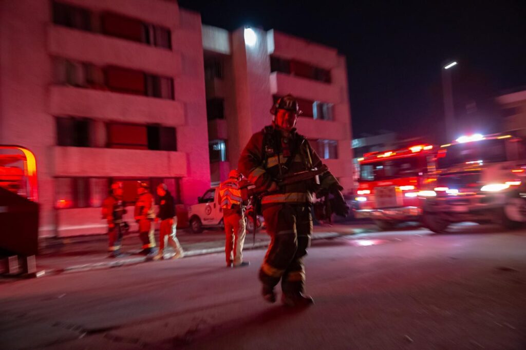 Incendio en departamento de Zona Río; bomberos rescatan 5 personas