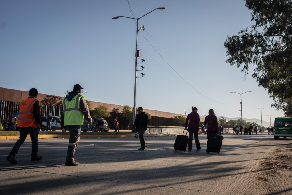 Usuarios del Aeropuerto de Tijuana caminan kilómetros por bloqueo del Maclovio Rojas