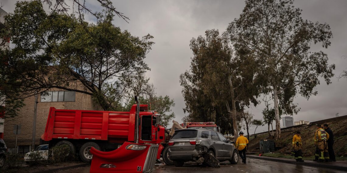 Camioneta y camión de carga chocan en la Vía Rápida Poniente