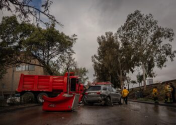 Camioneta y camión de carga chocan en la Vía Rápida Poniente