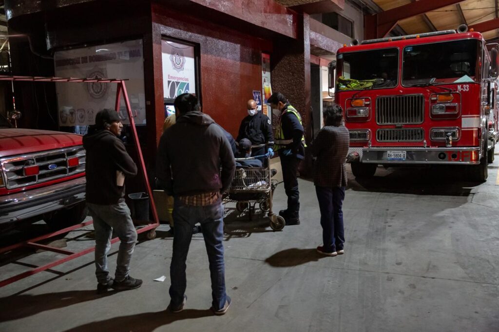 Hombre con dificultades respiratorias es llevado a bomberos