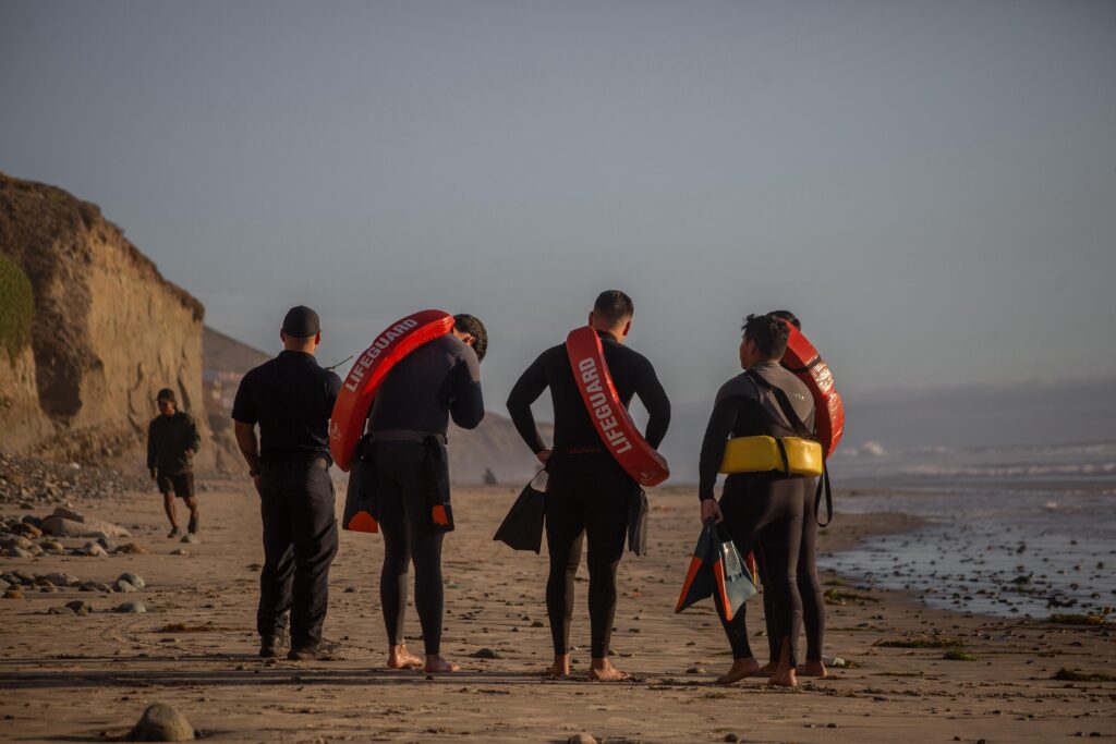 Dos menores de edad son arrastrados por el mar; uno sigue sin ser localizado