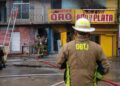 Hallan bar clandestino tras incendio de edificio deshabitado