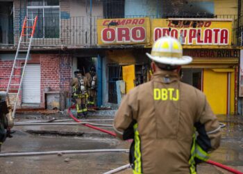 Hallan bar clandestino tras incendio de edificio deshabitado