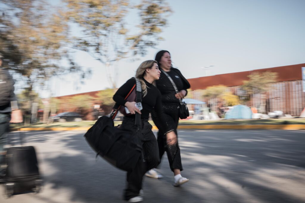 Usuarios del Aeropuerto de Tijuana caminan kilómetros por bloqueo del Maclovio Rojas