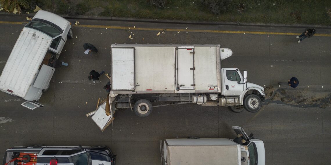 Vuelca camión que transportaba carnes frías