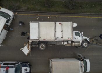 Vuelca camión que transportaba carnes frías