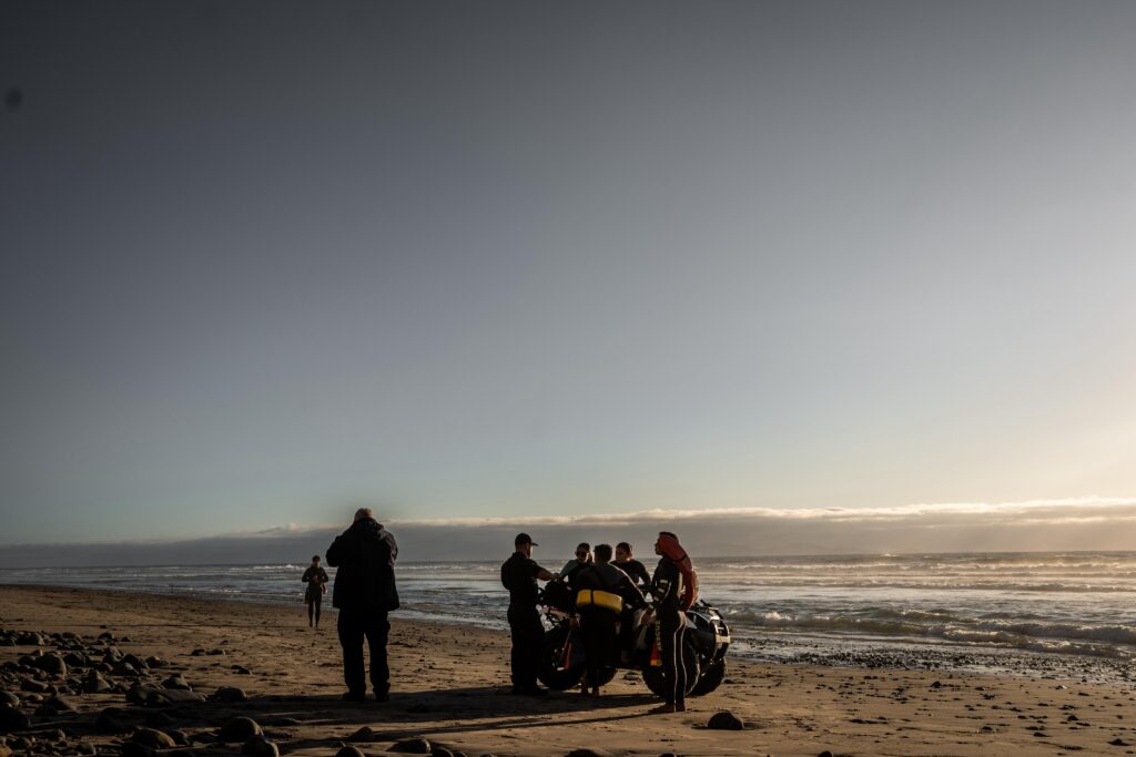 Dos menores de edad son arrastrados por el mar; uno sigue sin ser localizado