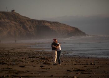 Dos menores de edad son arrastrados por el mar; uno sigue sin ser localizado