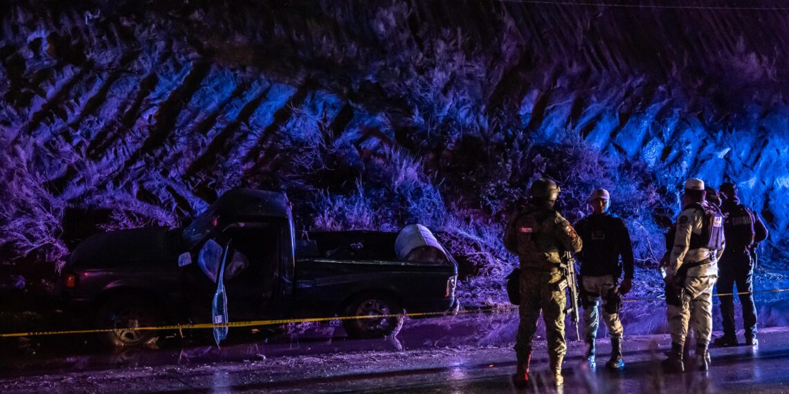 Persecución termina con hallazgo de un cadáver en vehículo abandonado