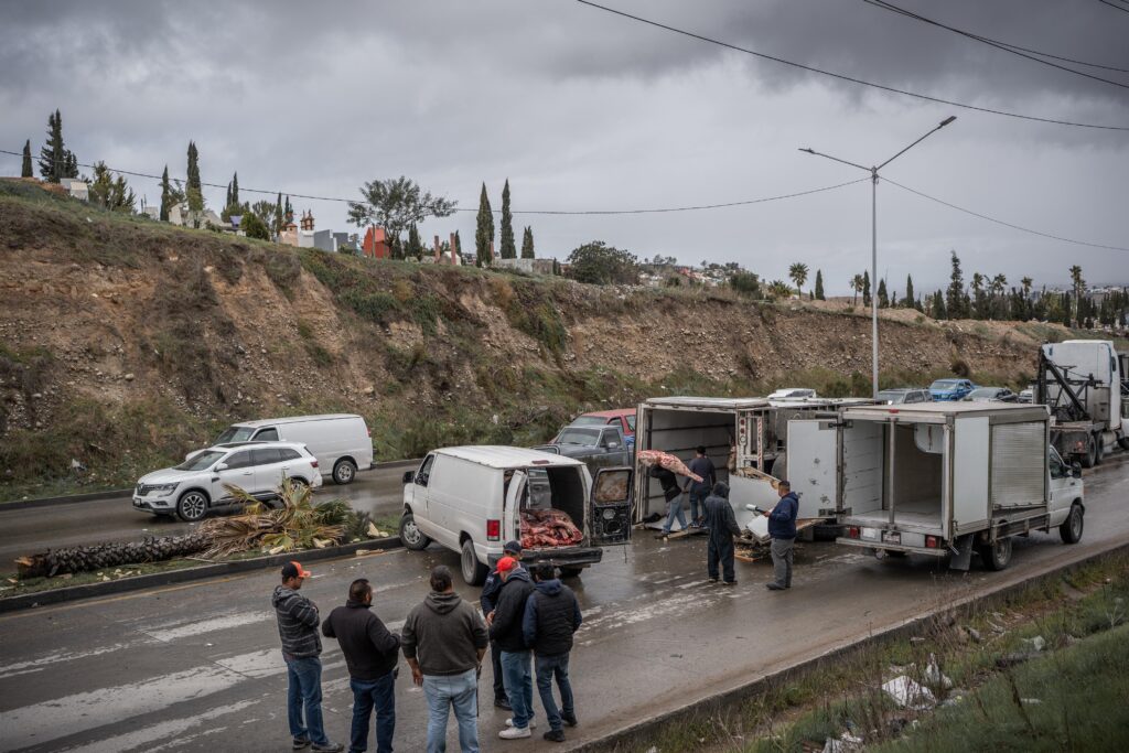 Vuelca camión que transportaba carnes frías