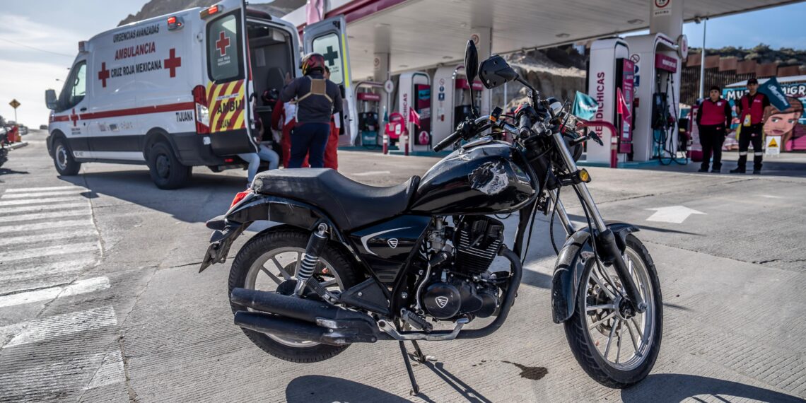 Atropellan a dos mujeres motociclistas en la entrada a Playas de Tijuana