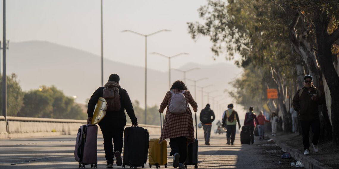 Usuarios del Aeropuerto de Tijuana caminan kilómetros por bloqueo del Maclovio Rojas