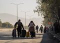 Usuarios del Aeropuerto de Tijuana caminan kilómetros por bloqueo del Maclovio Rojas