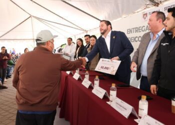 Entrega presidente municipal Ismael Burgueño 438 créditos a emprendedores de Tijuana 