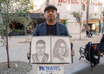 Freddy Ramírez retrata en la avenida Revolución: lápiz, papel y 40 minutos