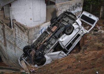 Volcadura en bulevar Alberto Limón Padilla deja 4 lesionados en Tijuana