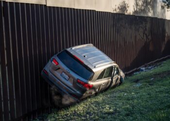 Conductor vuelca en carretera Aeropuerto y choca contra el muro fronterizo