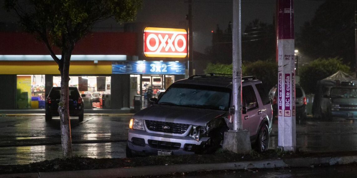 Joven choca contra poste en bulevar Cucapah tras lluvias en Tijuana