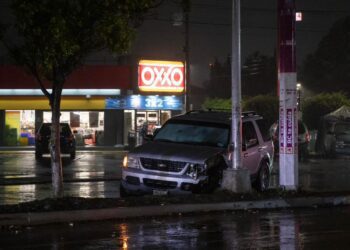Joven choca contra poste en bulevar Cucapah tras lluvias en Tijuana