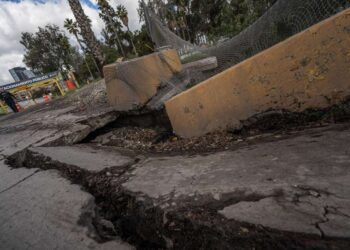 Nuevo socavón en Vía Rápida Oriente provoca caos vial cerca de Palacio Municipal