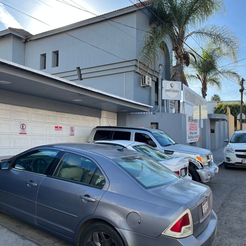 Instituto Montesquieu obstruye banqueta en Las Palmas y vecinos exigen respeto