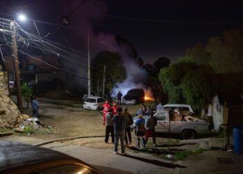 Incendio en la colonia Gran Tenochtitlan afecta casa y vehículos