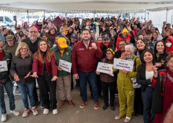Entrega de paquetes de techumbre para familias tijuanenses